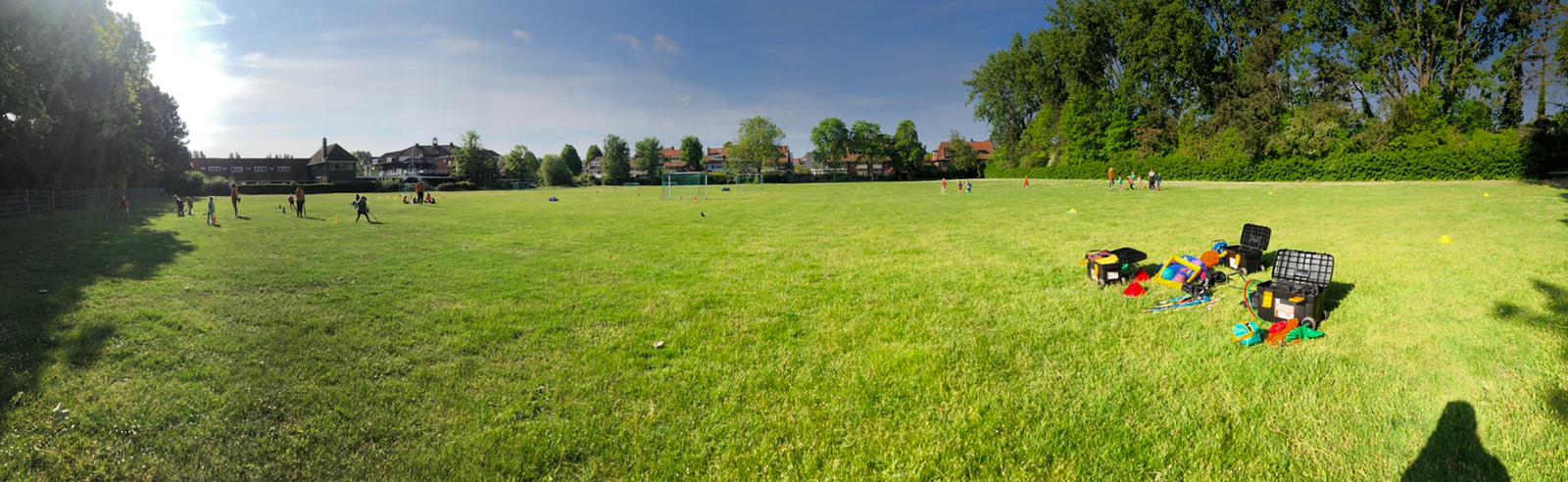 Buiten sporten op het grasveld van het Kennemer Lyceum