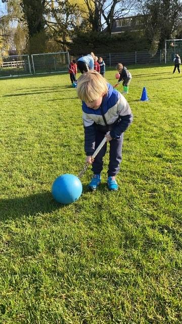 Met Voetbal En Hockeystick